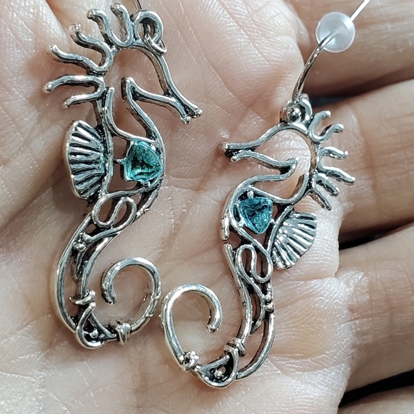 Seahorse Dangle Earrings Turquoise Glass Center Stones L👀K New Costume Jewelry - Picture 2 of 4